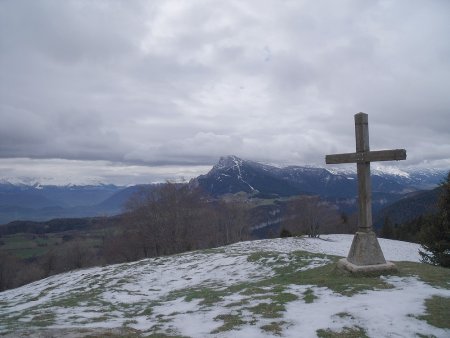 De la croix du hameau, au sud-est, le Moucherotte au premier-plan, et en arrière-plan, une partie du massif du Taillefer