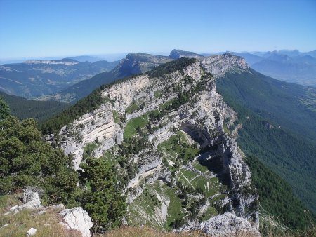 Les crêtes du Grand Manti, l’arche en contrebas, au loin le Pinet le Granier et le Mont Outhéran, avec les Bauges en arrière-plan
