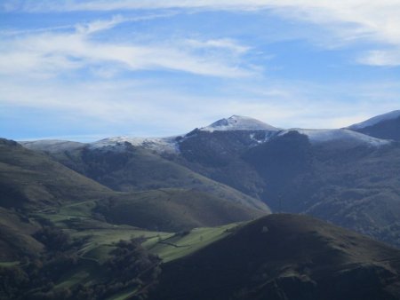 Du sommet, une vue vers le Leizar Atheka et ses premières neiges.