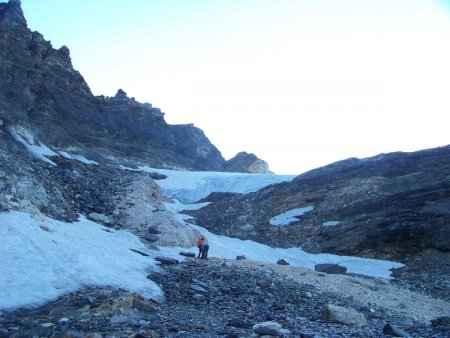 On s’équipe au pied du glacier de Bassagne.