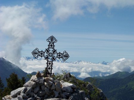 La croix sommitale et au fond Belledonne.