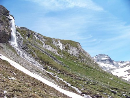 Cascade du Grand Pisaillas, au fond l’Ouille Noire.