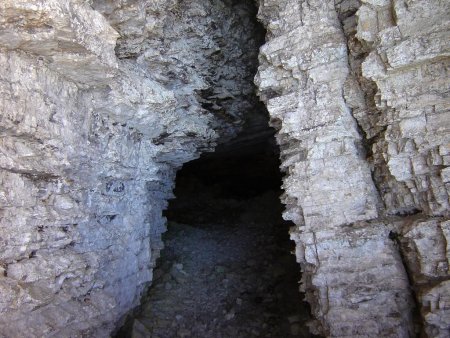 L’entrée de la grotte du Petit Obiou.