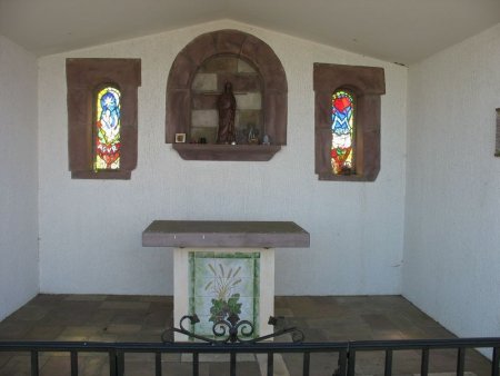 L’autel et les vitraux