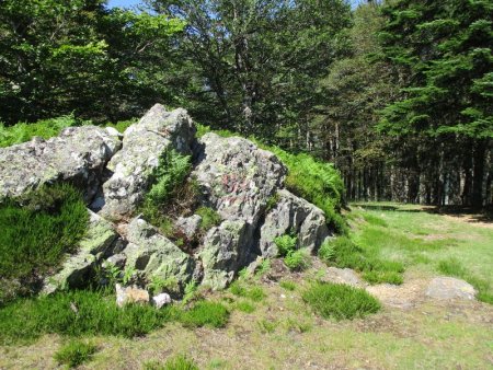 Le rocher de Goroztibizkarra, virage de piste et début de descente