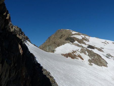 Descente sur le glacier du Rocher Blanc, et vue sur le sommet éponyme.
