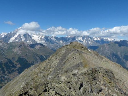 Le sommet nord (avec, en dessous, l’abri Tenente Chabloz) et le massif du Mont Blanc.