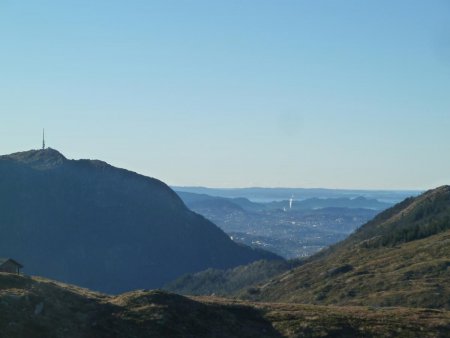 Du côté de Ulriken (à gauche) et le sud de Bergen (plus au centre)