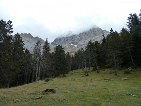 Le Plateau de Pailla, dominé par les Astazous.