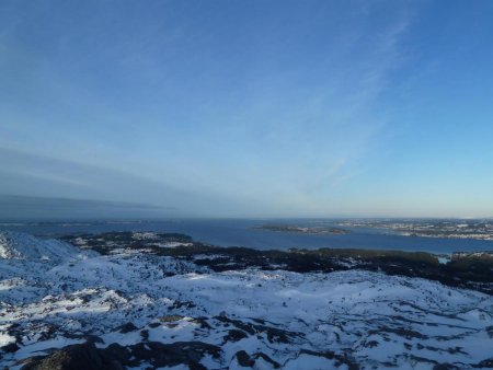 Du sommet, vue sur Mangersfjorden, les îles de Toska et Uttosko. Au fond la mer du Nord.