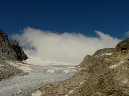 Le bas du glacier d’Orny et, tout à fait à droite, le refuge du même nom