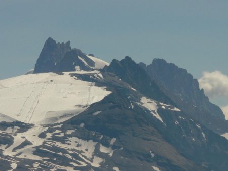 Zoom sur la Meije et les immondes balafres infligées au glacier de Mont de Lans