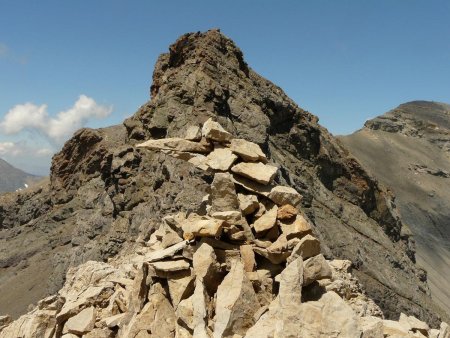 Le col du Rochail et son cairn aérodynamique. Derrière : pointe 2851m, antécime sud du Pic du Col d’Ornon