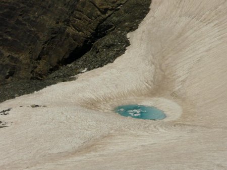 En bordure du glacier du Grand Fond, un jacuzzi : quelle prévenance !