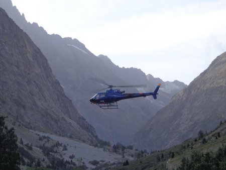 L’hélicoptère qui ravitaille les refuges dans le secteur de la Bérarde.