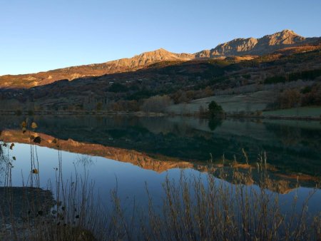 Hors topo : les crêtes se reflètent dans le petit lac de Collinaire