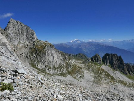 Les reliefs typiques de la Lauzière, sur fond de Mont Blanc