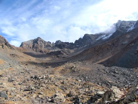 Vallon de la Mine de Fer. Le Pic de la Pierre est le sommet le plus à gauche.