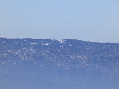 Zoom sur le relais du Mont du Chat.