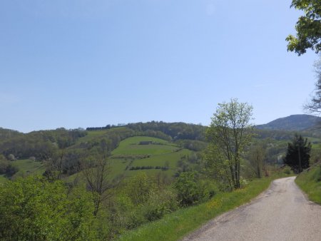 A la sortie de Rontalon. Le hameau des Ravières se situe en haut de cette coline.