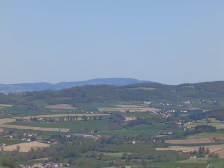 Zoom sur le Mont Boussuivre. On distingue également le château de Saconay.