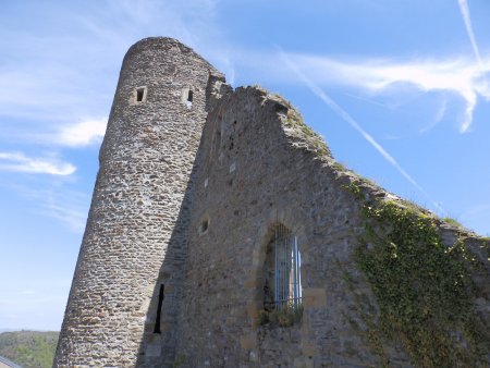 L’une des deux tours du château.