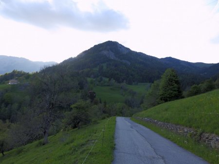 Après Bellevarde, descente face au Mont Lachat.