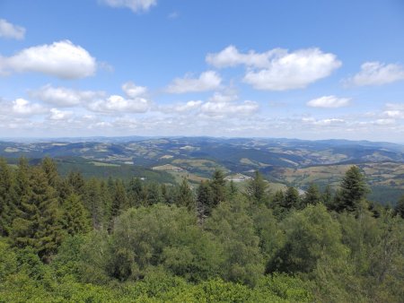 Du haut de la tour, regard vers les Monts de Tarare et le Beaujolais en arrière-plan.