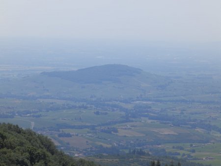 Zoom sur le Mont Brouilly.