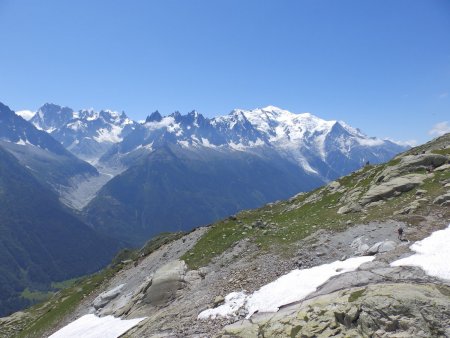 Le massif du Mont Blanc vu du lac Blanc.