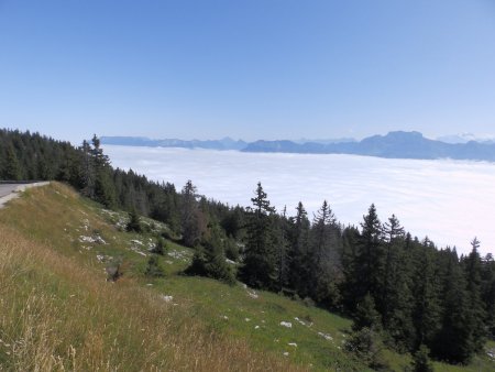 Le lac d’Annecy est sous la mer de nuage.