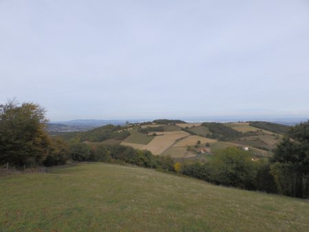 Le hameau des Ravières se situe derrière cette coline