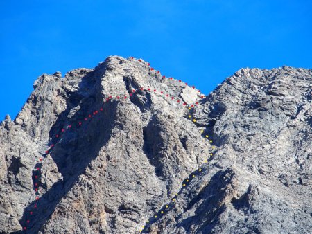 Seconde partie, tracé rouge l’accès à l’arête sud et le sommet, jaune le début de la descente. (Tracé approximatif.)