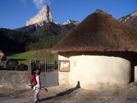 Chapelle de Trézanne et face nord du Mont Aiguille