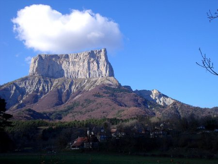 Mont Aiguille, face sud-est, avec le hameau Ruthière