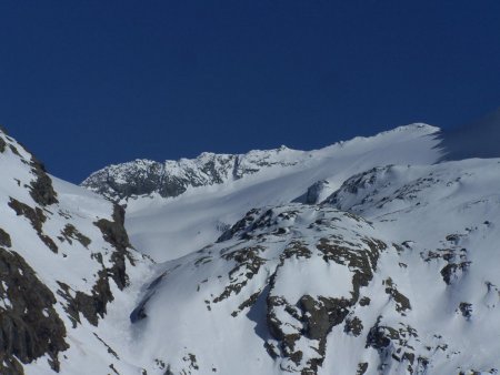 Fin de journée sur le glacier d’Arnes et le Dôme de Neige de Marie, vue du refuge d’Avérole.