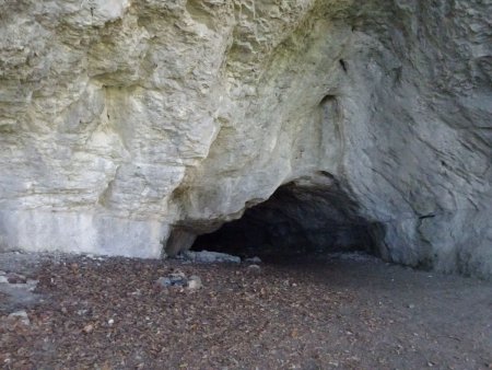 Porche inférieur de la grotte de Bange
