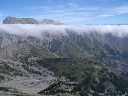 Du Pas l’Agneau, vue sur la Tête des Vachères et La Rama au-dessus des nuages. Les nuages recouvrent le Crête du Vallon, le Vallon de l’Abéou est dessous.