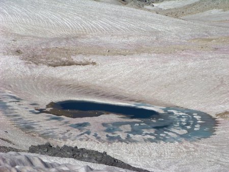 Le lac gelé à 2895m, ou le glacier théoriquement se termine.