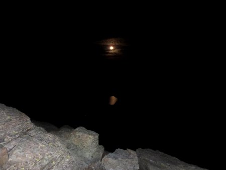 Au Pas des Sagnettes : la lune et le lac Forciolline qui scintille discrètement.