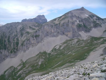 Au sud, la crête de la Clape et la tête de l’Aupet, entre les deux le col 2246m et en arrière-plan le Grand Ferrand.