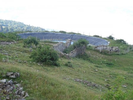 Ruines de Sorgia d’en Haut avec sa réserve d’eau et son réservoir circulaire