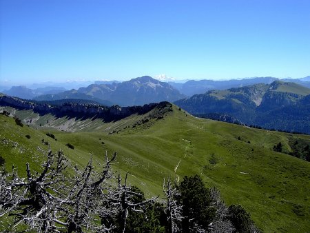 Col d’Hurtières et Mont Blanc au nord-est.