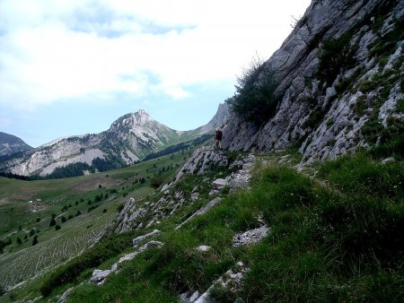 Dans le vallon, le Col de Seysse est en vue