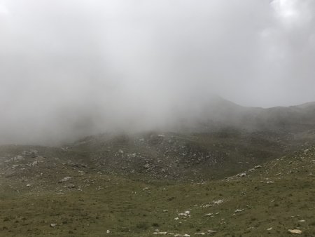 Le sommet restera sous le brouillard (vue lors de la descente)