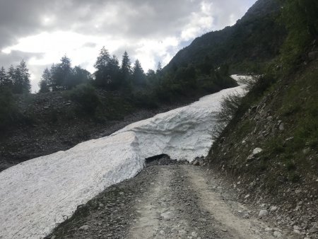 «Restes» d’avalanche (vue rétro) sur la piste