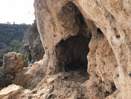 Grotte où se situe la voie dans la cheminée