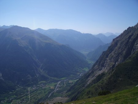 La Vallée de la Malsanne dominée à gauche au premier plan par les Clottous, s’en suit la Tête des Chétives le Pic Vert l’Arcanier et la Tête du Vet, au fond le Colombier la Montagne de Faraut et le Pic de Bure