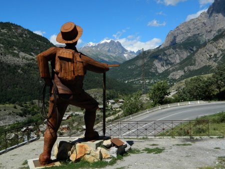 Dans la Vallée, avant l’Argentière-la-Bessée, la statue d’Edward Whymper admire le Pelvoux.