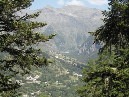 Vue sur Orcières et Prapic en fond de vallée, dominé par le Petit Pinier et le Tuba. 